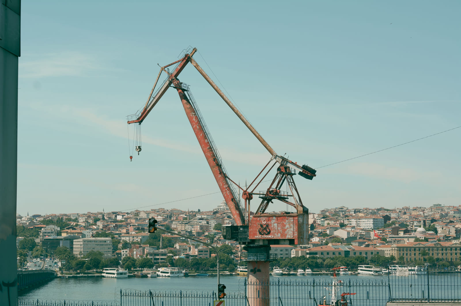 Akdeniz ilçesinde liman çevresi ve şehir merkezi sokakları