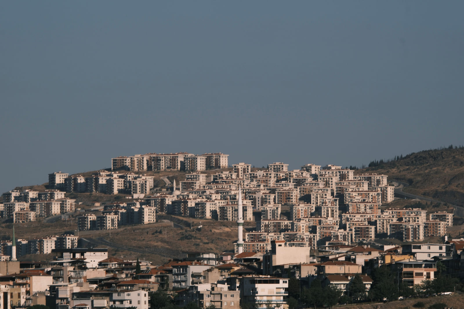 Toroslar ilçesinin yokuşlu sokaklarından şehre bakış