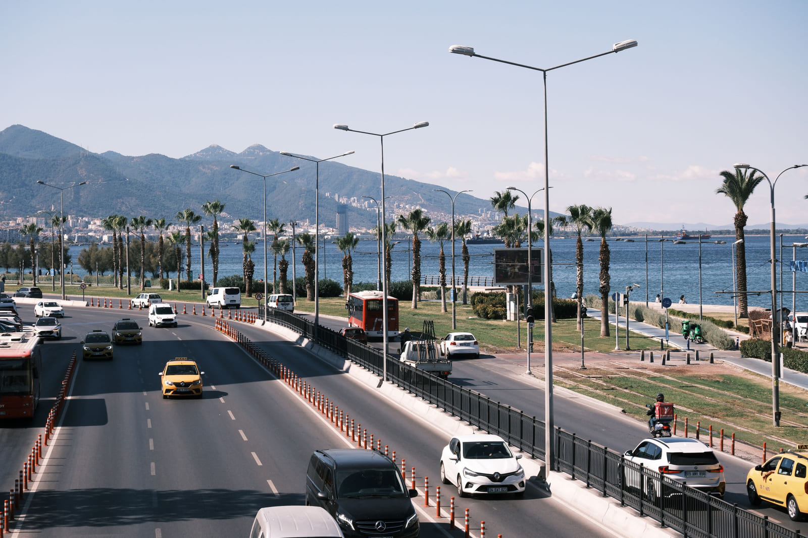 Yenişehir’de palmiyeli bulvar ve akşam trafiği