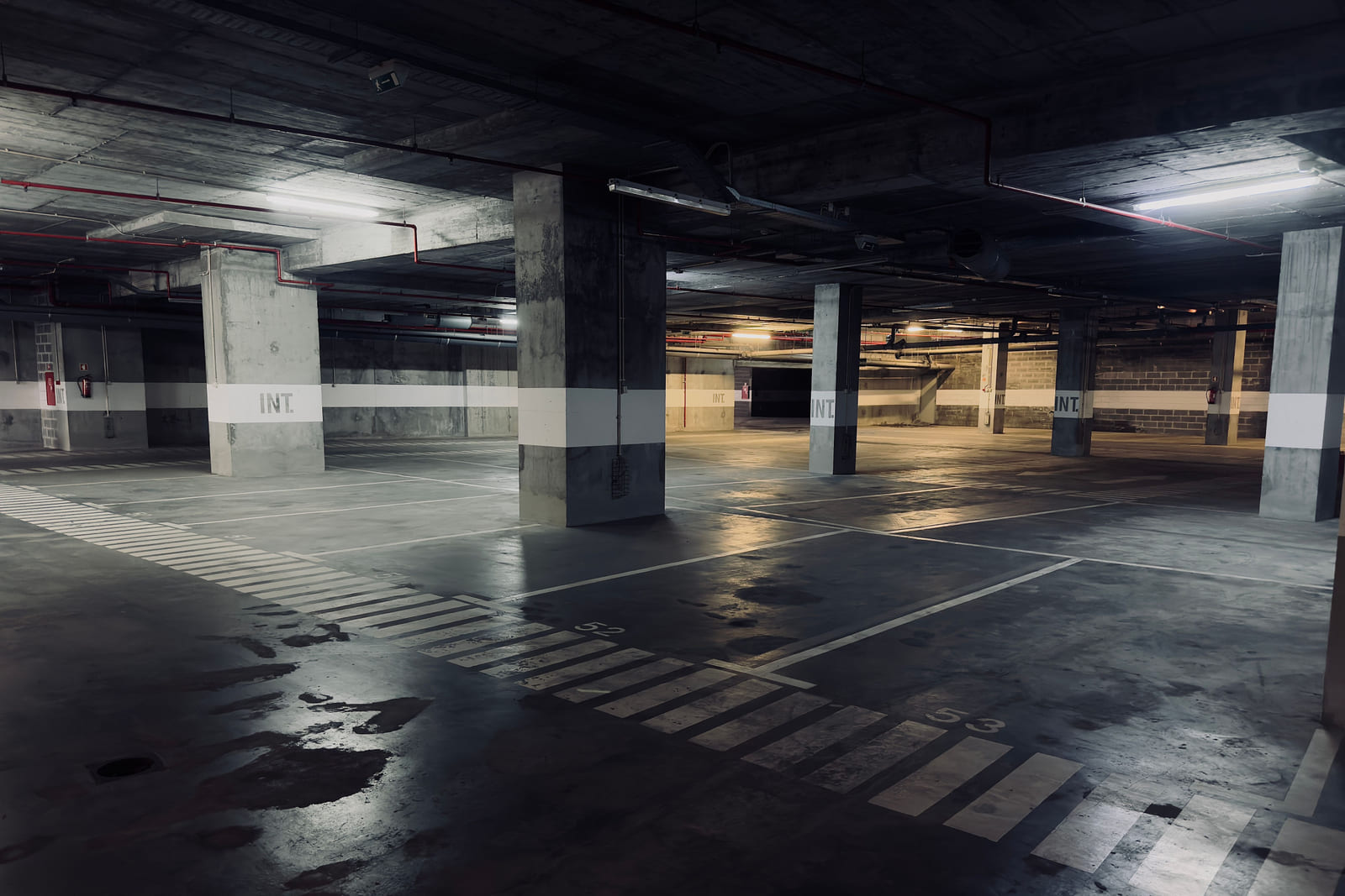Kapalı otopark rampası ve düşük tavan yüksekliği uyarısı