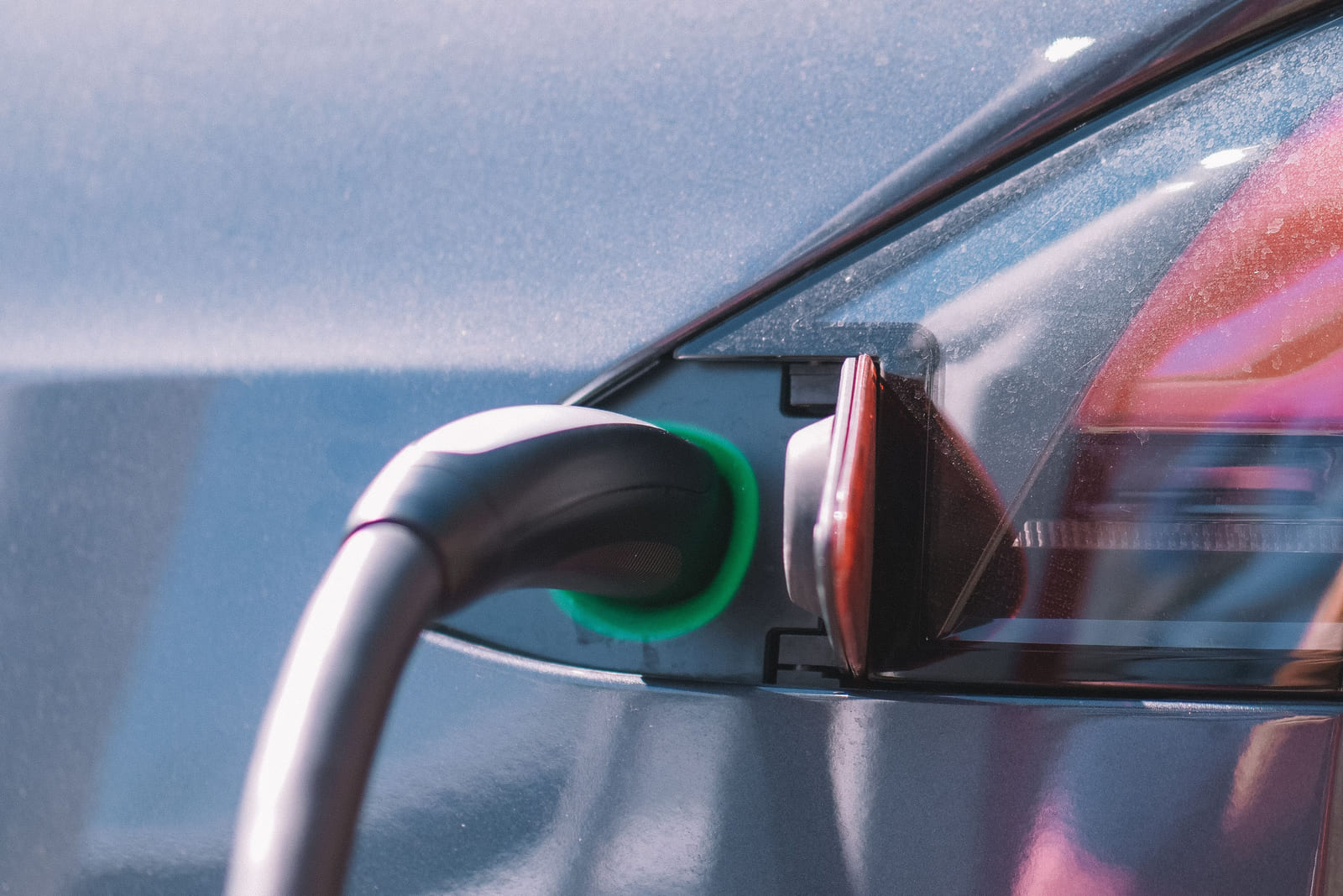 Şarj soketi takılı elektrikli otomobil yakın çekim