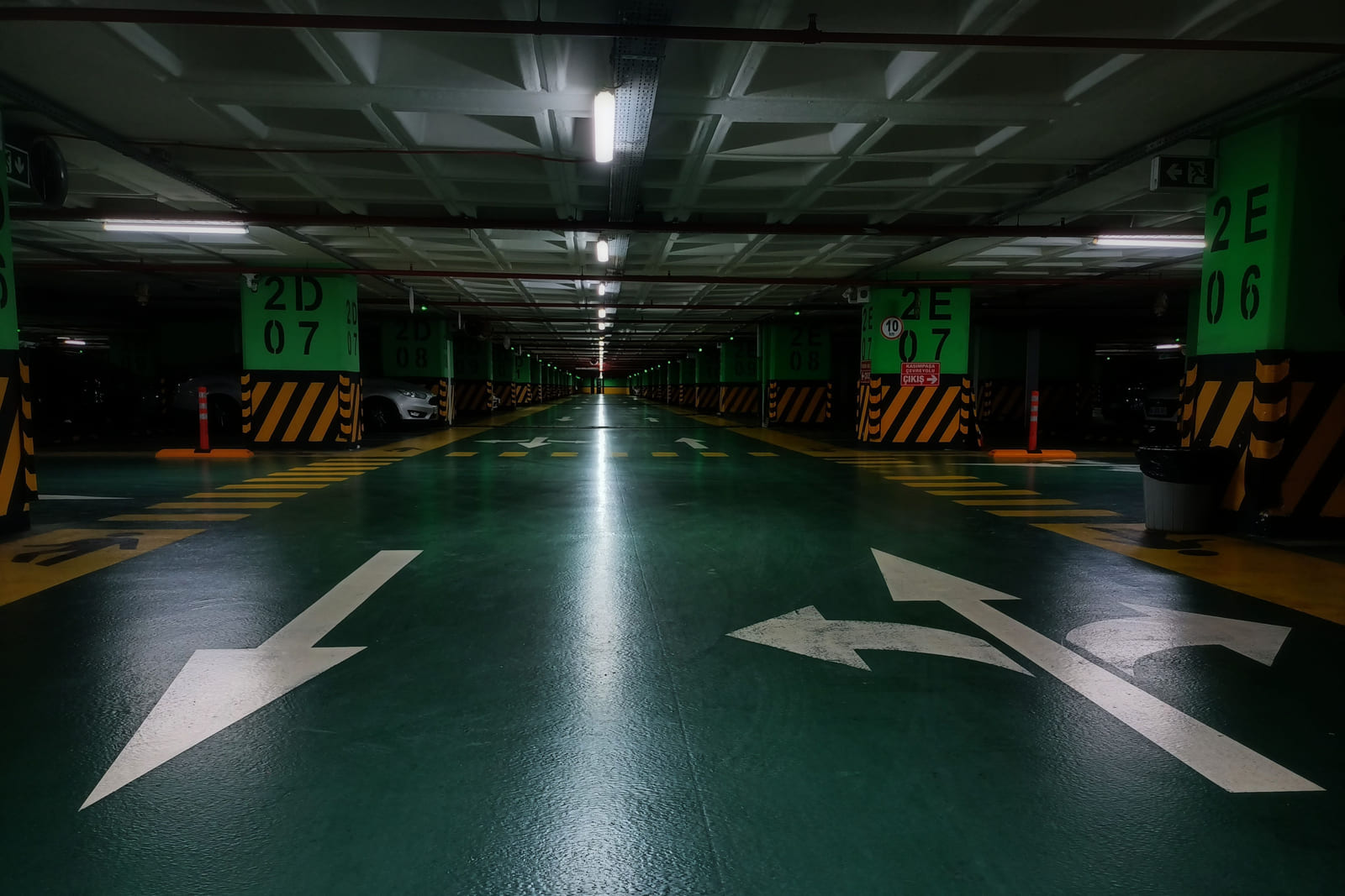 Kapalı otopark rampası ve yükseklik sınırı levhası