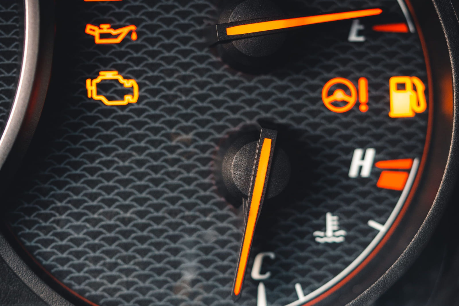 Gösterge panelinde yanan motor ve yağ basıncı uyarı lambaları